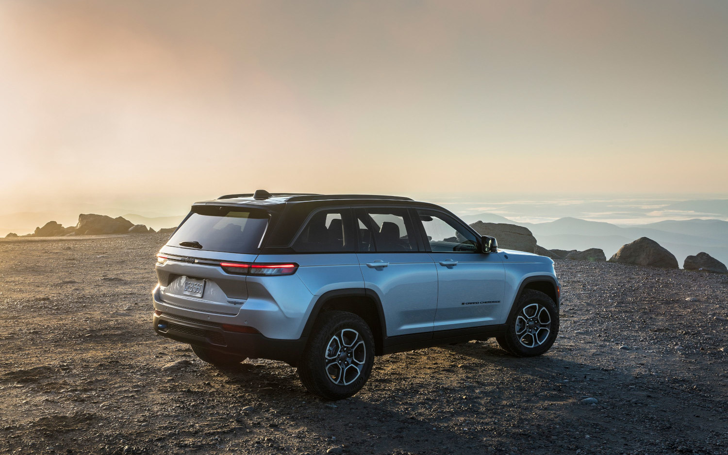 Comparison Jeep Grand Wagoneer Obsidian 2022 vs Jeep Grand